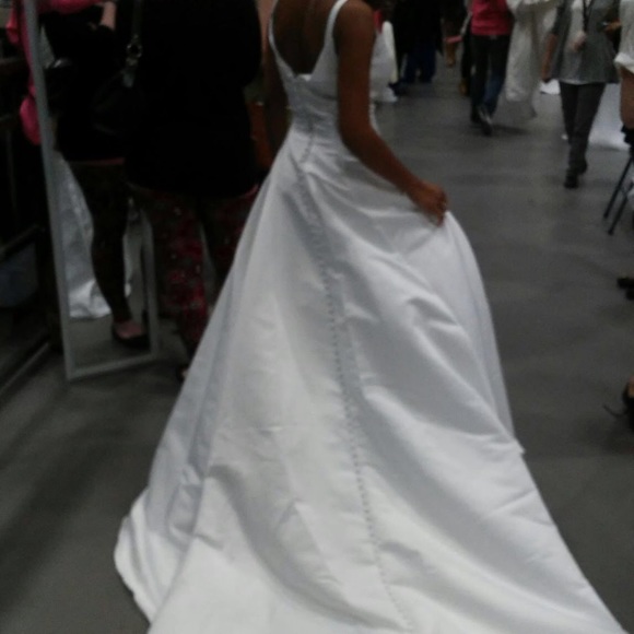 Wedding Dress | scoop neck with button train - Picture 3 of 4